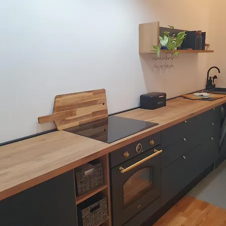 Max - Private Parking Apartment